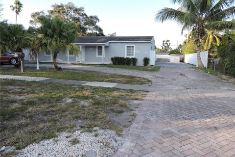 House in Hialeah, Florida 2 bedrooms, 105.35 sq.m. № 1982797 - photo 7