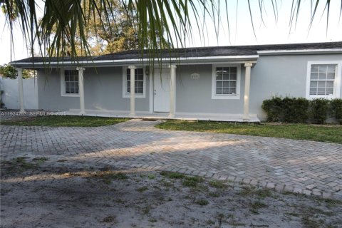 House in Hialeah, Florida 2 bedrooms, 105.35 sq.m. № 1982797 - photo 4