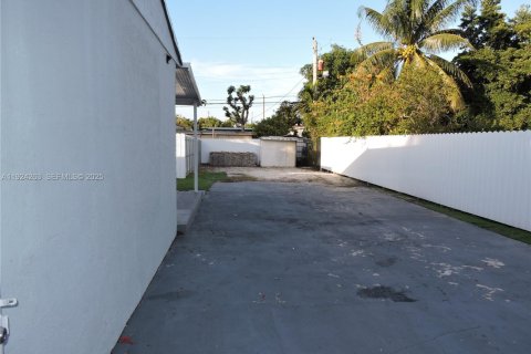 House in Hialeah, Florida 2 bedrooms, 105.35 sq.m. № 1982797 - photo 11