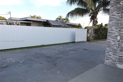 House in Hialeah, Florida 2 bedrooms, 105.35 sq.m. № 1982797 - photo 12