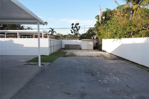 House in Hialeah, Florida 2 bedrooms, 105.35 sq.m. № 1982797 - photo 10