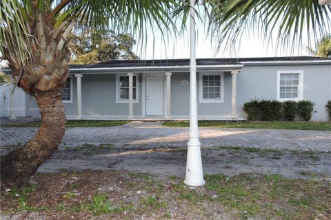 House in Hialeah, Florida 2 bedrooms, 105.35 sq.m. № 1982797