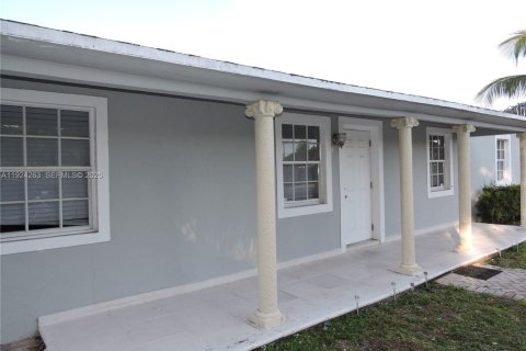 House in Hialeah, Florida 2 bedrooms, 105.35 sq.m. № 1982797 - photo 15