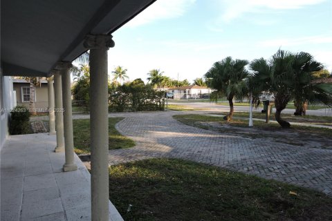 House in Hialeah, Florida 2 bedrooms, 105.35 sq.m. № 1982797 - photo 2