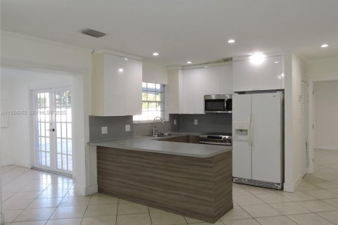 House in Hialeah, Florida 2 bedrooms, 105.35 sq.m. № 1982797 - photo 18