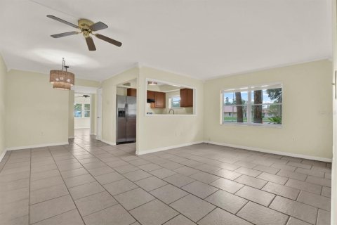Condo in Saint Petersburg, Florida, 1 bedroom № 2211827 - photo 5