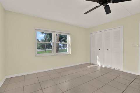 Condo in Saint Petersburg, Florida, 1 bedroom № 2211827 - photo 17