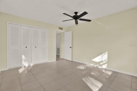 Condo in Saint Petersburg, Florida, 1 bedroom № 2211827 - photo 16