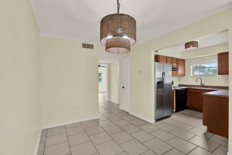 Condo in Saint Petersburg, Florida, 1 bedroom № 2211827 - photo 12