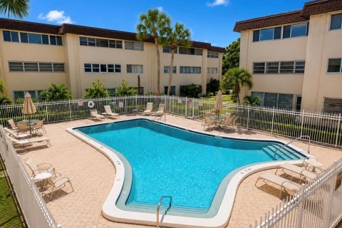 Condo in Saint Petersburg, Florida, 1 bedroom № 2211827 - photo 4