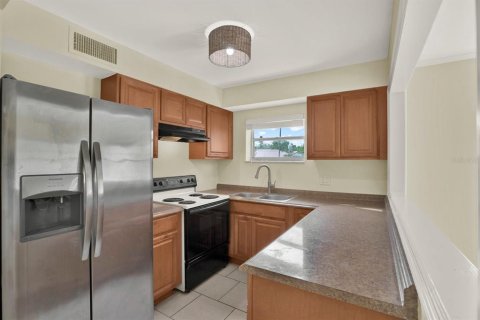 Condo in Saint Petersburg, Florida, 1 bedroom № 2211827 - photo 11
