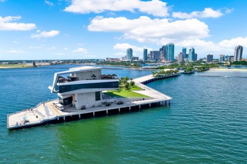 Condo in Saint Petersburg, Florida, 1 bedroom № 2211827 - photo 7