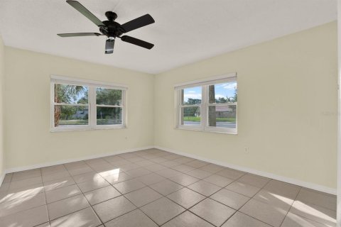 Condo in Saint Petersburg, Florida, 1 bedroom № 2211827 - photo 15