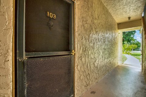 Condo in Saint Petersburg, Florida, 1 bedroom № 2211827 - photo 21