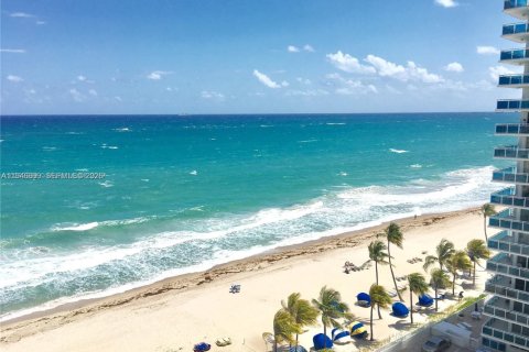 Condo in Fort Lauderdale, Florida, 2 bedrooms  № 2003786 - photo 2