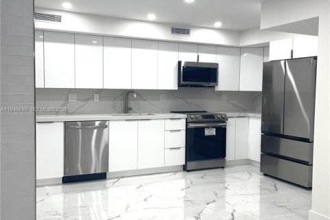 Condo in Fort Lauderdale, Florida, 2 bedrooms  № 2003786 - photo 8