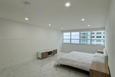 Condo in Fort Lauderdale, Florida, 2 bedrooms  № 2003786 - photo 9