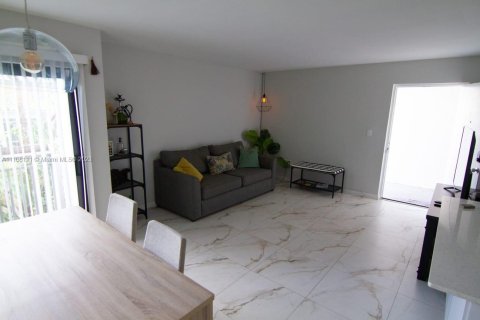 Apartamento en alquiler en Miami Beach, Florida, 1 dormitorio, 47.38 m2 № 1942892 - foto 2