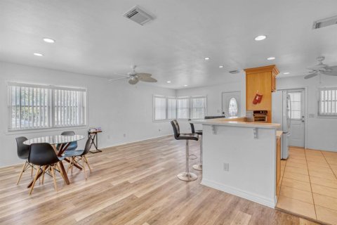 Villa ou maison à louer à Saint Pete Beach, Floride: 3 chambres, 120.77 m2 № 1915338 - photo 6