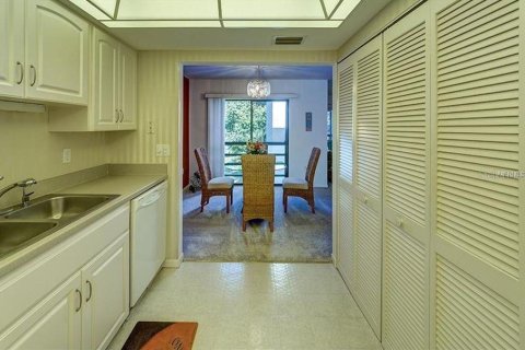 Condo in Sarasota, Florida, 2 bedrooms  № 212939 - photo 8