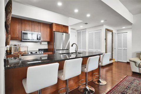 Condo in Coral Gables, Florida, 2 bedrooms № 1985389 - photo 12