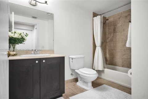 Condo in Coral Gables, Florida, 2 bedrooms № 1985389 - photo 22