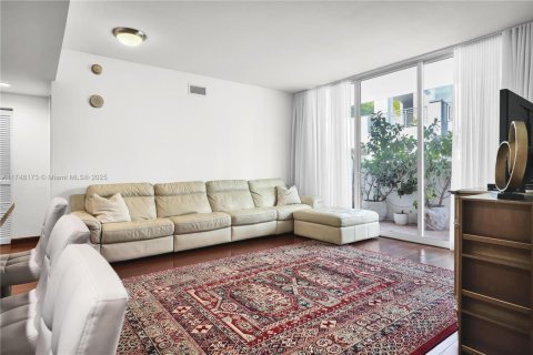 Condo in Coral Gables, Florida, 2 bedrooms № 1985389 - photo 13