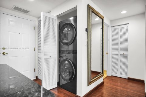 Condo in Coral Gables, Florida, 2 bedrooms № 1985389 - photo 23