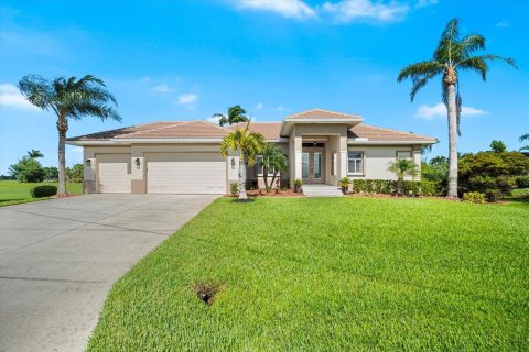 House in Punta Gorda, Florida 3 bedrooms, 206.71 sq.m. № 1894292 - photo 4