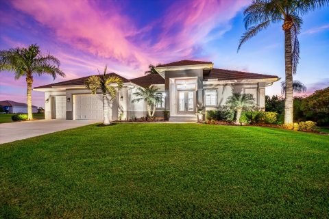 House in Punta Gorda, Florida 3 bedrooms, 206.71 sq.m. № 1894292 - photo 1