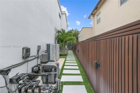 Villa ou maison à vendre à Fort Lauderdale, Floride: 5 chambres, 319.4 m2 № 2413144 - photo 23