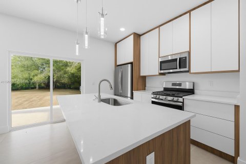 House in Port Charlotte, Florida 3 bedrooms, 125.05 sq.m. № 2081979 - photo 10