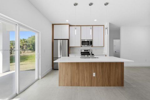 House in Port Charlotte, Florida 3 bedrooms, 125.05 sq.m. № 2081979 - photo 8