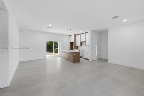 House in Port Charlotte, Florida 3 bedrooms, 125.05 sq.m. № 2081979 - photo 6