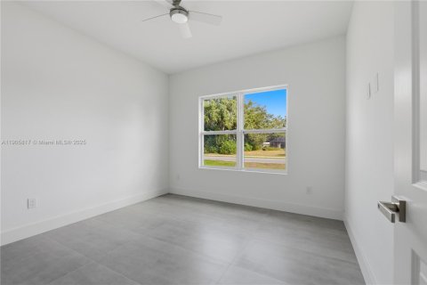 House in Port Charlotte, Florida 3 bedrooms, 125.05 sq.m. № 2081979 - photo 11