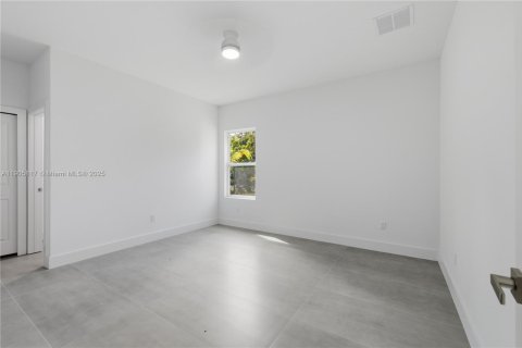 House in Port Charlotte, Florida 3 bedrooms, 125.05 sq.m. № 2081979 - photo 21