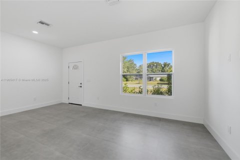 House in Port Charlotte, Florida 3 bedrooms, 125.05 sq.m. № 2081979 - photo 4