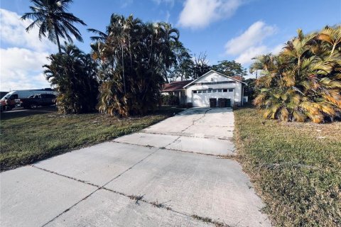 House in Cape Coral, Florida 3 bedrooms, 114.08 sq.m. № 2210914 - photo 4