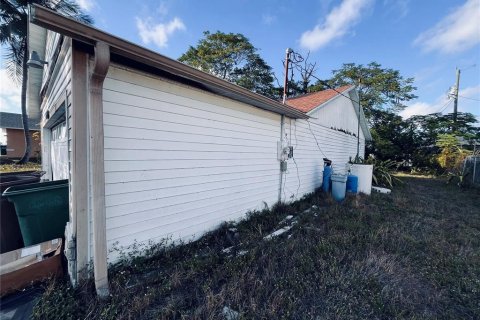 House in Cape Coral, Florida 3 bedrooms, 114.08 sq.m. № 2210914 - photo 5