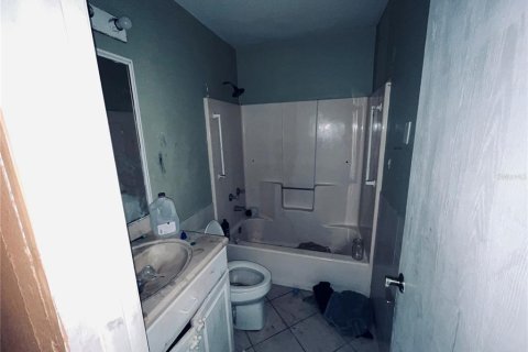 House in Cape Coral, Florida 3 bedrooms, 114.08 sq.m. № 2210914 - photo 22