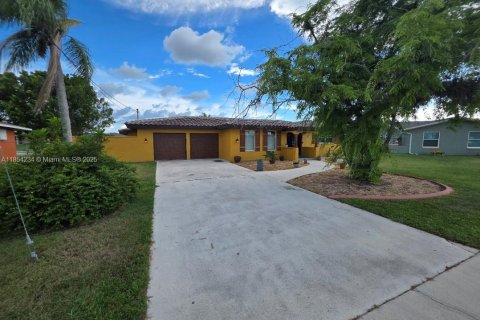 Casa en venta en Cape Coral, Florida, 3 dormitorios № 1872005 - foto 1