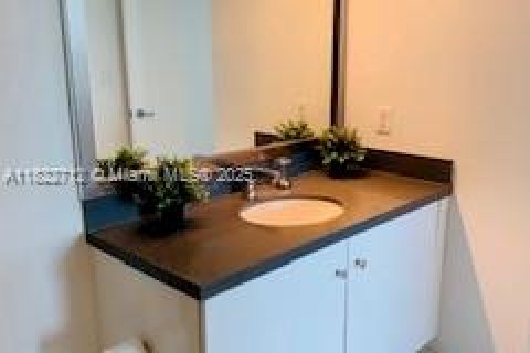 Condo in Miami, Florida, 1 bedroom  № 1937722 - photo 13