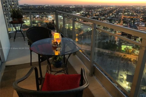 Condo in Miami, Florida, 1 bedroom  № 1937722 - photo 2