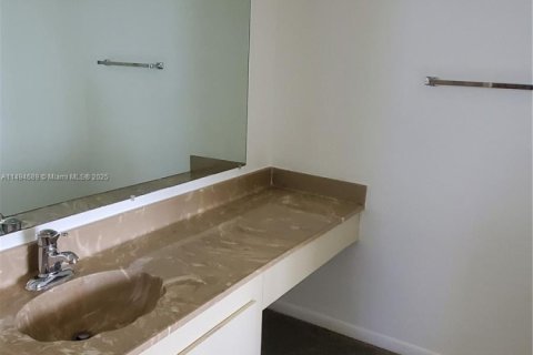 Copropriété à vendre à Hallandale Beach, Floride: 2 chambres, 146.79 m2 № 1977334 - photo 13