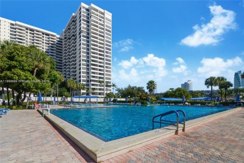 Copropriété à vendre à Hallandale Beach, Floride: 2 chambres, 146.79 m2 № 1977334 - photo 2