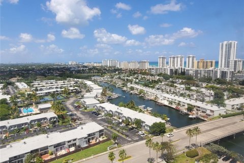Copropriété à vendre à Hallandale Beach, Floride: 2 chambres, 146.79 m2 № 1977334 - photo 10