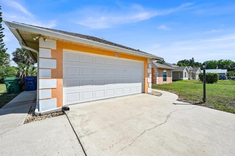 House in Sebastian, Florida 3 bedrooms, 175.21 sq.m. № 2083524 - photo 4