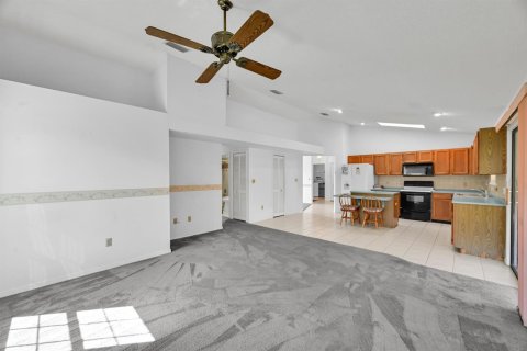 House in Sebastian, Florida 3 bedrooms, 175.21 sq.m. № 2083524 - photo 17
