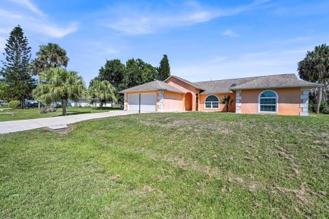 House in Sebastian, Florida 3 bedrooms, 175.21 sq.m. № 2083524 - photo 3