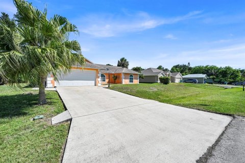 House in Sebastian, Florida 3 bedrooms, 175.21 sq.m. № 2083524 - photo 2